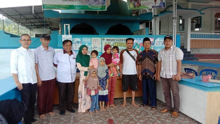 8 KK Nagari Kubang Terima Bantuan Kandang dan Ayam 1 BANTUAN— Sebanyak delapan KK di Nagari Kubang, Kecamatan Guguak, Kabupaten Limapuluh Kota mendapatkan bantuan kandang ayam dan ayam, kemarin.