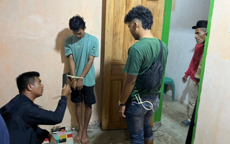 PENGEDAR SABU— Pelaku AF (23) yang memiliki istri dan seorang anak ditangkap jajaran Satresnarkoba Polres Agam dengan barang bukti tiga paket sabu.