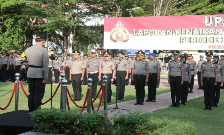 UPACARA KENAIKAN PANGKAT— Ratuan personel Polda Sumbar yang mendapat kenaikan pangkat mengikuti upacara, yang dipimpin Kapolda Sumbar Irjen Pol Suharyono, di halaman Mapolda Sumbar, Minggu (31/12) sore.