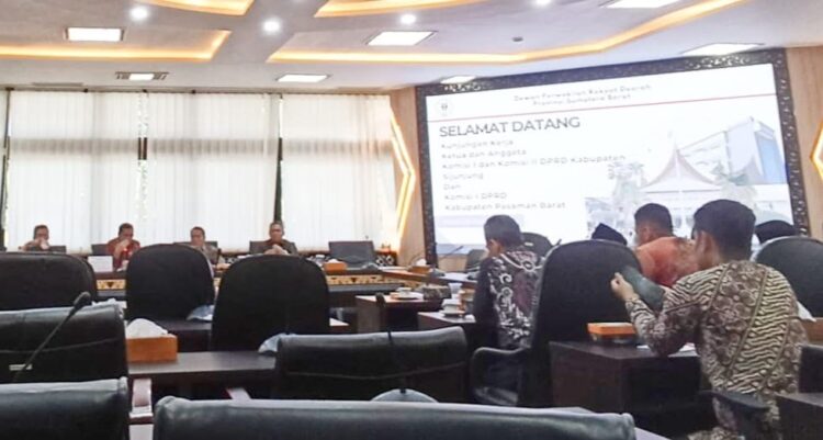 KUNJUNGAN KERJA-- DPRD Sumatera Barat terima kunjungan kerja Komisi II DPRD Kabupaten Sijunjung dan Komisi I DPRD Kabupaten Pasaman Barat.