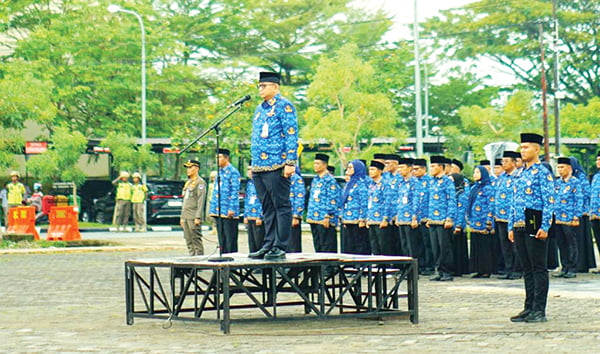 UPACARA BULANAN— Sekda Kota Padang, Andree Harmadi Algamar, menjadi pembina upacara bulanan ASN Pemko Padang dan dilaksanakan di Galanggang Balai Kota Padang, Rabu (17/1) pagi.