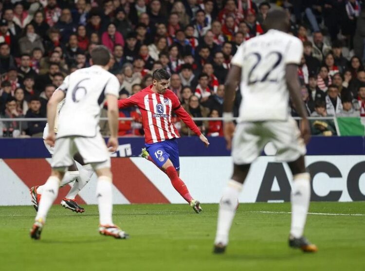 AKSI PEMAIN— Aksi Alvaro Morata pada babak 16 besar Copa del Rey kontra Real Madrid di Stadion Civitas Metropolitano, Jumat (19/1) pukul 03.33 WIB. Atletico Madrid menang dengan skor 4-2.