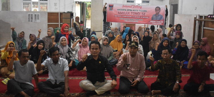 RESES— Anggota DPRD Kota Padang Amran Tono, didampingi Lurah Banuaran Jefri Son saat melakukan Reses 1 tahun 2024, foto bersama dengan warga dan RT, RW, serta tokoh masyarakat Banuaran di Mushalla Amal Sejati.