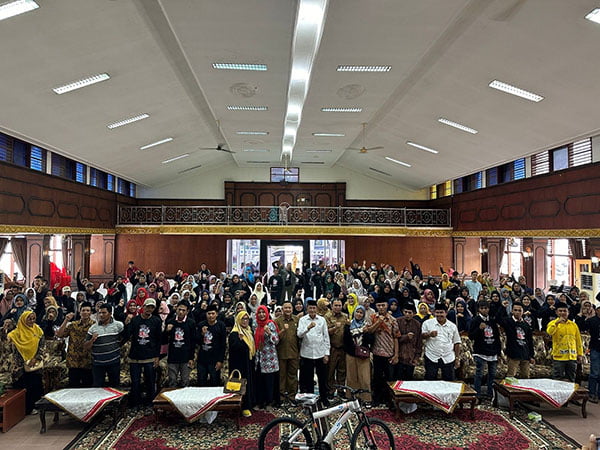 SOSIALISASI— Anggota Komisi XI DPR RI Drs H Darul Siska melakukan Sosialisasi dan Komunikasi, Informasi dan Edukasi/KIE Program Bangga Kencana di Gedung Pancasila Muaro Sijunjung, Provinsi Sumbar, Selasa (16/1).