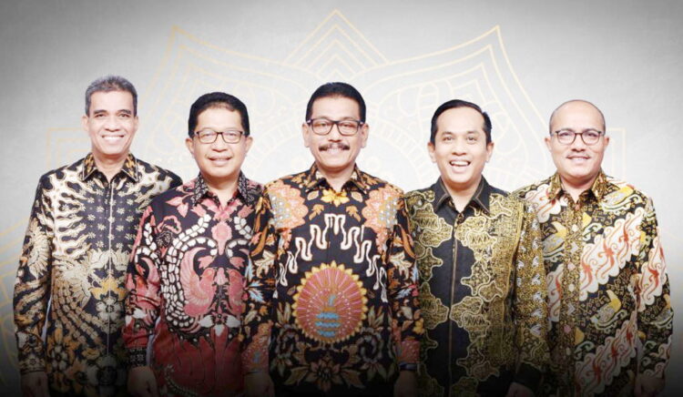 KUR Bank Nagari 2024 Capai Rp 2 Triliun 1 KI-KA— Direksi Bank Nagari Direktur Operasional Syafrizal, Direktur Kepatuhan Restu Wirawan, Dirut M Irsyad, Direktur Kredit dan
Syariah Gusti Candra dan Direktur Keuangan Sania Putra.