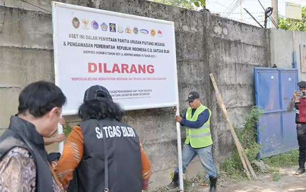 PENYITAAN— Satgas BLBI saat 
menyita aset obligor.