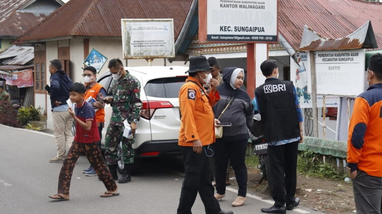 BAGIKAN MASKER— Badan Penanggulangan Bencana Daerah (BPBD) Kesbangpol menerima bantuan masker dari Corporate Social Responsibility (CSR) Bank Rakyat Indonesia (BRI) Peduli untuk dibagikan kepada masyarakat, Selasa (23/1).
