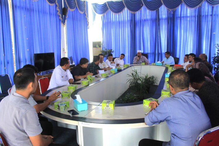 PERCEPATAN JALAN DUA JALUR— Pemkab Pasbar bersama BPN Pasbar menggelar rapat progres percepatan pelebaran jalan 2 jalur dari Bundaran Simpang Empat hingga Pasaman Baru, di Ruang Balkon Kantor Bupati, Jumat (19/1).