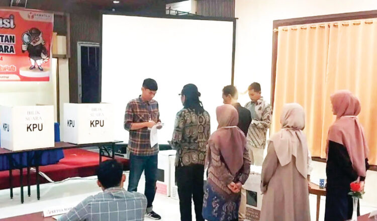 PANDUAN PENGAWASAN— Bawaslu Kota Bukittinggi, berikan panduan pengawasan berupa simulasi TPS kepada PTPS dan perwakilan partai politik peserta Pemilu 2024, Senin (29/1).