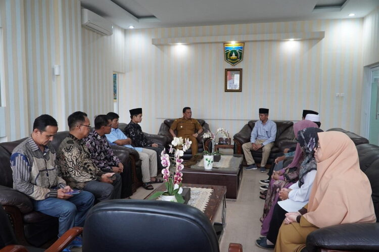 PELEPASAN MAHASISWA— Pj Wali Kota Padang Panjang Sonny Budaya Putra memberikan arahan pada mahasiswa yang  diberangkatkan ke Universitas Al Azhar di Kairo, Mesir.