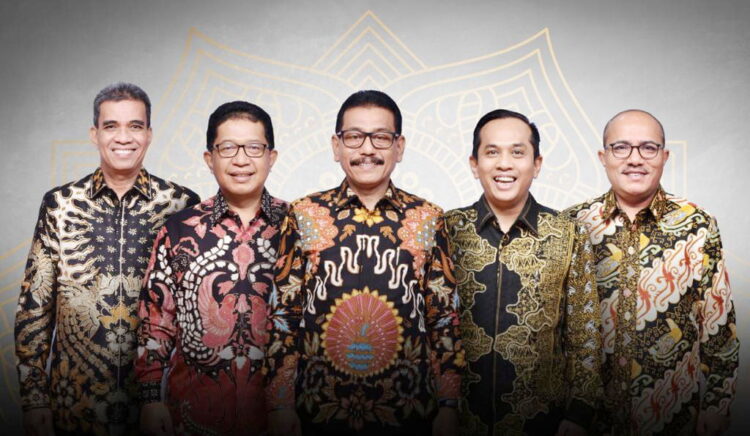 Direksi Bank Nagari (ki-ka)— Direktur Operasional Syafrizal, Direktur Kepatuhan Restu Wirawan, Direktur Utama M Irsyad, Direktur Kredit 
dan Syariah Gusti Candra dan Direktur Keuangan Sania Putra.