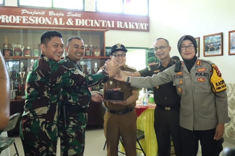 Pj Wako Hadiri Syukuran Yonif 131/Braja Sakti, Pemko Siap Jaga Komunikasi, Sinergitas untuk Kemajuan Payakumbuh 1 SALAM KOMANDO—Pj Wali Kota Payakumbuh Jasman didampingi unsur Forkopimda menghadiri perayaan hari jadi Yonif 131/Braja Sakti ke-65, di Mako Batalyon Infanteri (Yonif) 131/Braja Sakti, Senin (22/1).