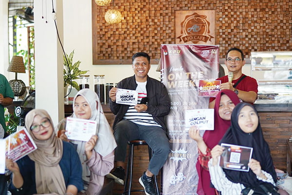 SOSIALISASI— Ketua Divisi Sosialisasi, Pendidikan Pemilih, Partisipasi Masyarakat dan SDM KPU Provinsi Sumatera Barat Jons Manedi yang didampingi oleh Kabag Teknis dan Parhubmas lakukan sosialisasi di depan pemilih muda dan pemilih pemula di kawasan Gor H. Agus Salim, Minggu (21/1).