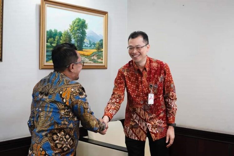 KUNJUNGI KEMENPAN RB— Bupati Eka Putra bersalaman dengan Deputi Kemenpan RB Erwan Agus Purwanto.