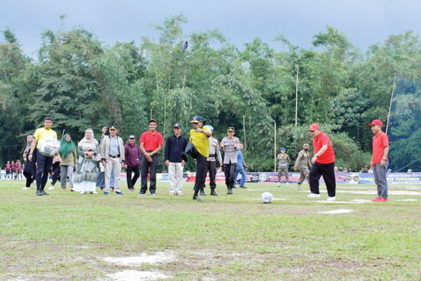 TENDANG BOLA— Bupati Agam Andri Warman, melakukan tendangan perdana, tanda dimulainya turnamen sepak bola SMANCAND CUP antar pelajar SMA di lapangan Bola SMA Negeri 1 Candung, Kecamatan Candung, Sabtu (13/1).