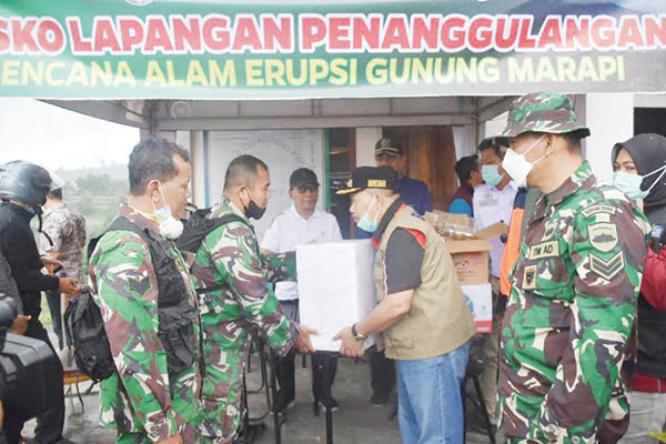 BANTUAN LOGISTIK—  Bupati Agam Andri Warman salurkan bantuan logistik kepada warga yang terdampak erupsi Gunung Marapi, Minggu (14/1).