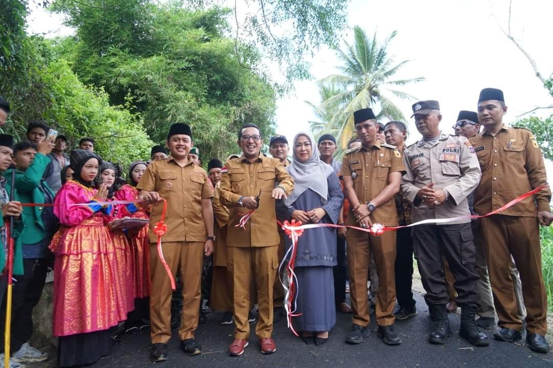 Bupati Eka Putra Resmikan Jalan Masyarakat Durian Bangko Syukuran