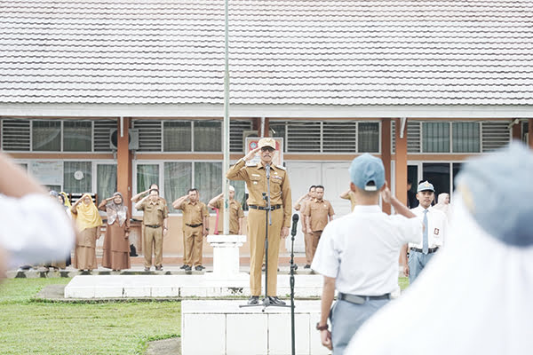 Komitmen Sukseskan Pemilu, Pemkab 50 Kota Akselerasi Terbitkan KTP Pemilih Pemula 1 PEMBINA UPACARA— Bupati Limapuluh Kota, Safaruddin saat menjadi Pembina upacara di SMK Negeri 1 Guguak, Senin (29/1).