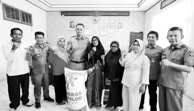 Bupati Benny Dwifa Yuswir Santuni Korban Banjir dan Tanah Longsor, Serahkan 2 Ton Beras untuk Korban di Kamang Baru 1 SERAHKAN—Bupati Sijunjung Benny Dwifa Yuswir menyerahkan bantuan sebanyak 2,1 ton beras kepada 1.754 KK yang terdampak bencana banjir dan tanah longsor di Kecamatan Kamang Baru.