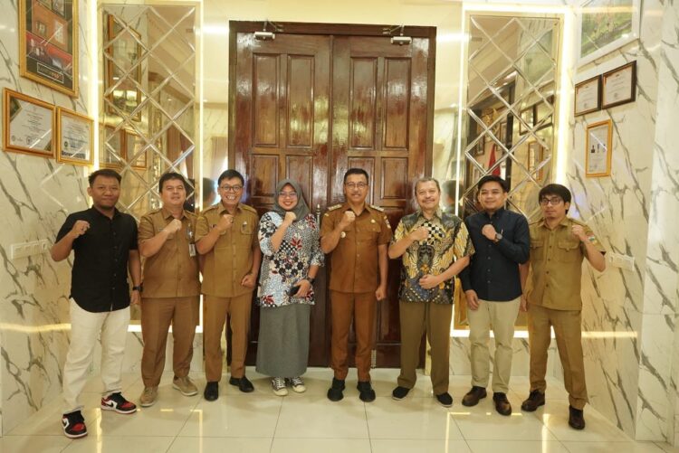 FOTO BERSAMA— Bupati Solok Selatan H Khairunas bersama Tim Ahli Pendampingan 50 Kabupaten Kota se-Indonesia Gerakan Menuju Smart City.