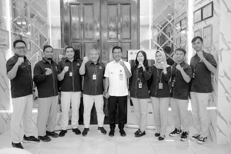 USAI—Bupati Solok Selatan Khairunas  usai penyerahan laporan SPT Tahunan fobo bersama.