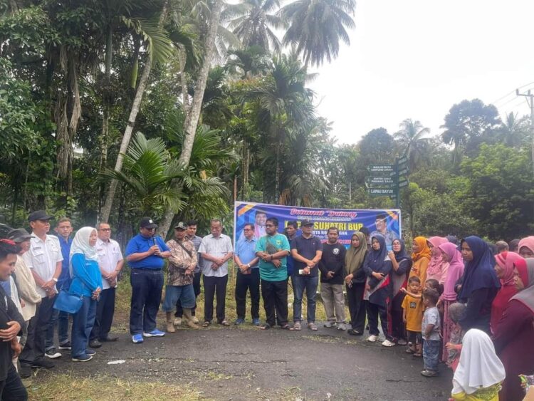 GERAKAN RABU BERSIH— Bupati Padangpariaman Suhatri Bur menghadiri kegiatan Rabu Bersih Nagari (RABERNA) Koto Dalam Kecamatan Padang Sago.