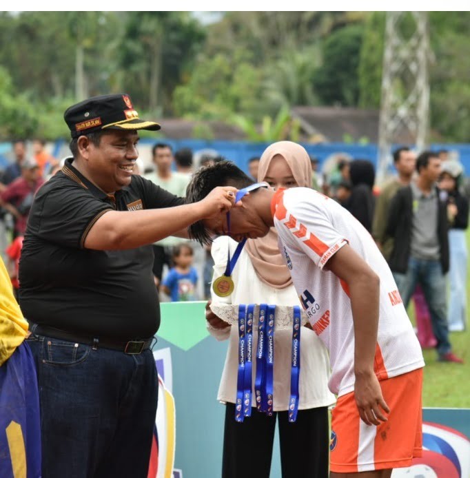 KALUNGKAN MEDALI— Bupati Suhatri Bur mengalungkan medali pada pemenang.