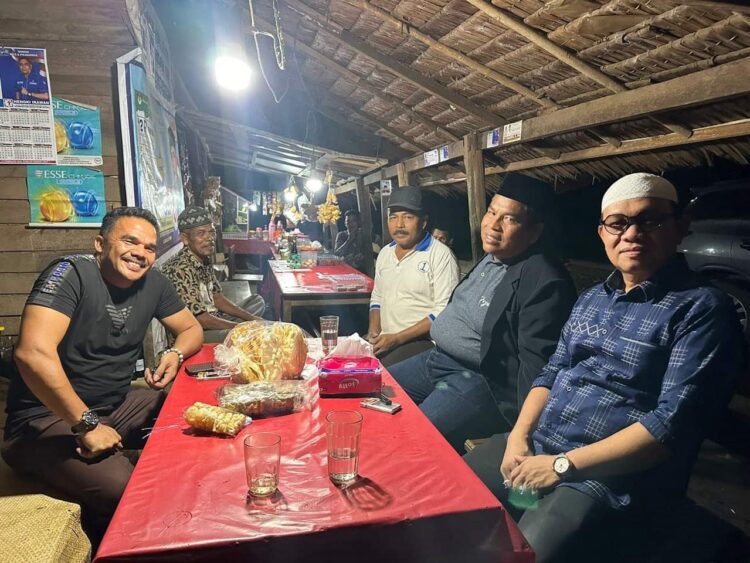 SILATURAHMI BERSAMA MASYARAKAT— Bupati Padangpariaman Suhatri Bur saat terjun langsung ke tengah masyarakat dan duduk bersama di warung-warung yang ada di Padangpariaman.