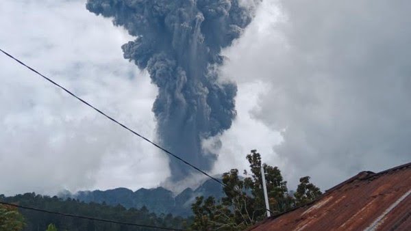 ANCAMAN— Terlihat Gunung Marapi keluarkan erupsi dan abu yang dapat menjadi pemicu penyakit saluran pernafasan.