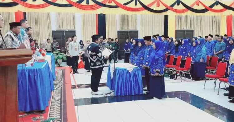 PELANTIKAN— Bupati Padangpariaman Suhatri Bur melantik dan mengambil sumpah jabatan kepala sekolah serta pengawas di lingkungan Pemerintah Kabupaten Padangpariaman.