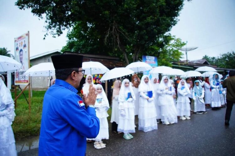 MELEPAS— Bupati Tanahdatar Eka Putra melepas pawai khatam Al-Quran.