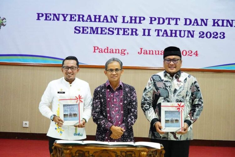 TERIMA LHP—Bupati Tanah Datar Eka Putra terima LHP PDTT Kepatuhan Belanja Daerah 2023 dari BPK.