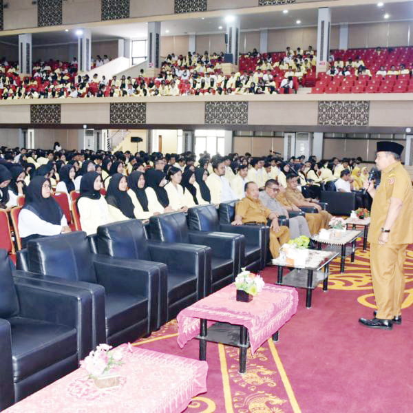 Akan Laksanakan KKN, Bupati Agam Motivasi Mahasiswa UNP 1 MOTIVASI— Bupati Agam, Andri Warman berikan motivasi dan pembekalan kepada ratusan mahasiswa UNP yang akan mengikuti dan melaksanakan KKN, Selasa (2/1) di Auditorium UNP.