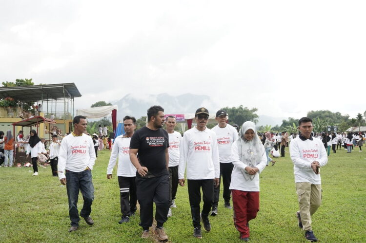 SENAM SEHAT PEMILU— Bupati Limapuluh Kota Safaruddin menghadiri kegiatan Senam Sehat Pemilu 2024 yang diadakan KPU Kabupaten Limapuluh Kota, di Lapangan Rangkayo Putiah, Nagari Bukik Limbuku.