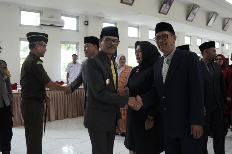 Bupati Lantik 40 Pejabat, Joni Amir Jabat Kadis Kominfo 1 PELANTIKAN— Bupati Limapuluh Kota Safaruddin Dt. Bandaro Rajo memberi ucapan selamat kepada para pejabat usai pelantikan.
