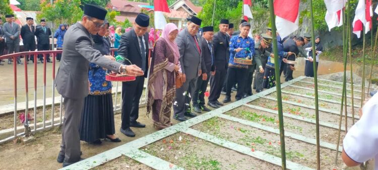 TABUR BUNGA— Bupati Limapuluh Kota Safaruddin, melakukan tabur bunga di makam 9 Syuhada Titian Dalam. Pemkab berencana akan melakukan renovasi terhadap makam tersebut.