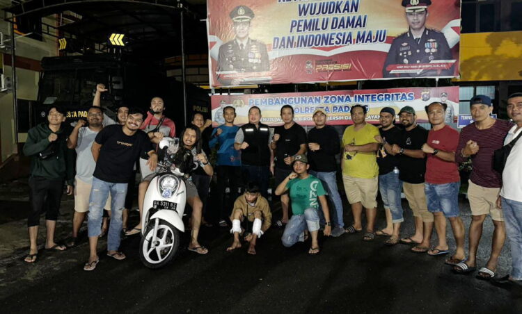 Residivis asal Banten Rampok Istri Anggota Brimob, Korban Disekap, Dibacok hingga Diancam Diperkosa 1 RAMPOK
ISTRI BRIMOB—
Pelaku Dede Nuralam yang merampok istri anggota Brimob di kawasan Jati, Kecamatan Padang Timur, ditangkap Tim Klewang Polresta Padang dan dihadiahi timah panas.