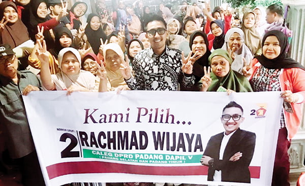 Caleg Rachamd Wijaya berbaur bersama warga