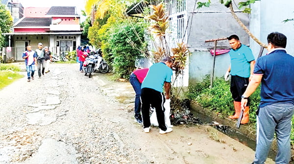 RABU BERSIH— Camat Nanggalo, Rido memimpin Gerakan Rabu Bersih tingkat kecamatan Nanggalo yang di awal Januari tahun 2024 ini, dipusatkan di RT 07 RW 01, Kelurahan Surau Gadang.