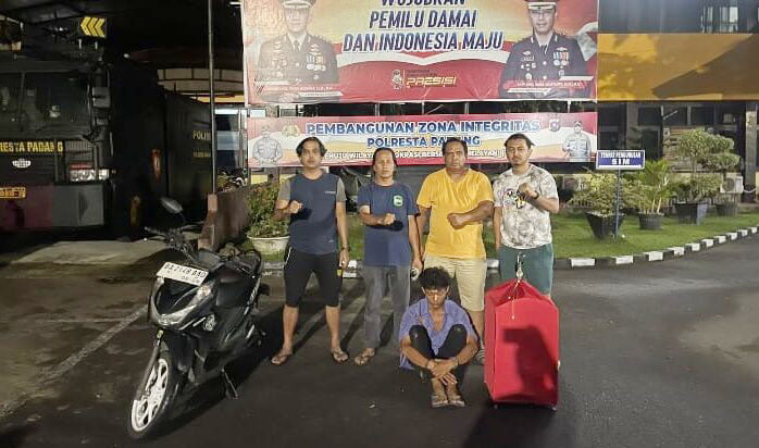 Butuh Uang, Pemuda Pengangguran Curi Burung Kacer, Berharga Juataan Rupiah malah Dijual Rp 150 Ribu 1 CURI BURUNG— Pelaku ZA (18) yang terlibat kasus pencurian burung kacer ditangkap Tim Klewang Polresta Padang.