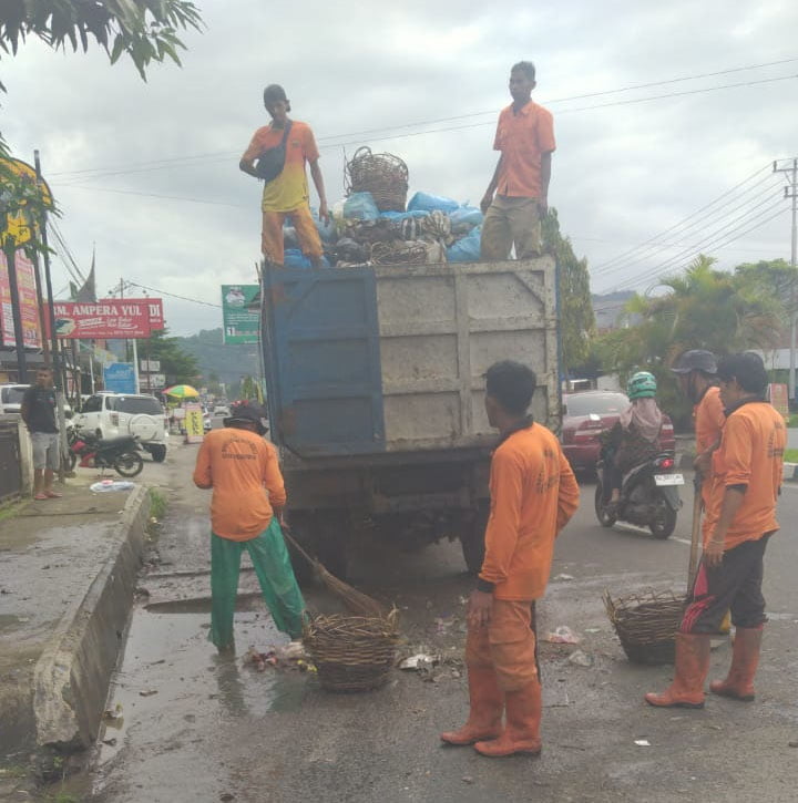 DLH Tambah Armada, Angkut Semua Sampah di Pinggir Jalan 1 ANGKUT SAMPAH— Petugas kebersihan membersihkan tumpukan-tumpukan sampah yang semakin banyak ditemukan di pinggir jalan.