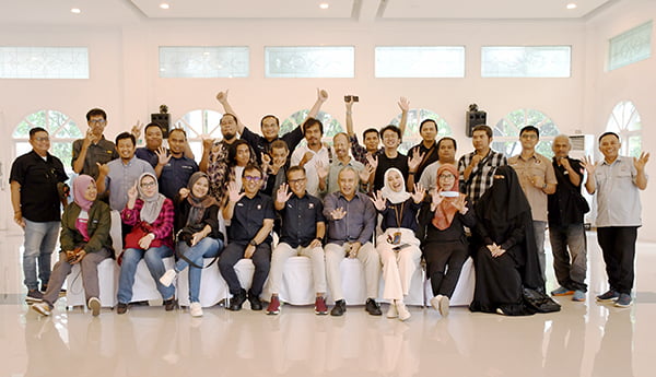 Direksi PT Semen Padang Silaturahmi dengan Puluhan Wartawan, “Ciptakan Tren Positif, Menjaga Kualitas Produk Semen Terbaik” 1 SILATURAHMI— Dirut PT Semen Padang Indrieffouny Indra, didampingi Direktur Keuangan dan Umum Oktoweri, Direktur Operasi Pri Gustari Akbar, Kepala Biro Humas dan Kesekretariatan PT Semen Padang, Nur Anita Rahmawati, dan Kepala Departemen Komunikasi & Hukum Perusahaan Iskandar Z Lubis, berfoto bersama dengan puluhan wartawan, di Club House Golf Semen Padang, Kamis (11/1).