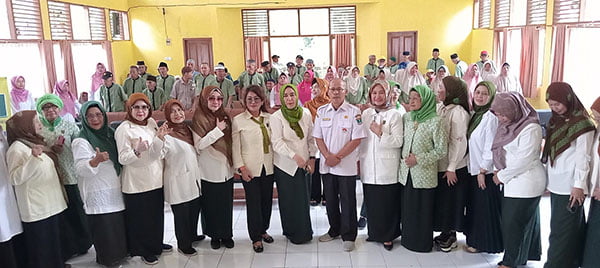 KUNJUNGI PANTI SOSIAL— Pengurus IIDI Cabang Padang berfoto bersama dengan dengan warga Panti Sosial Tresna Werdha Sabai Nan Aluih Sicincin, Rabu (10/1).