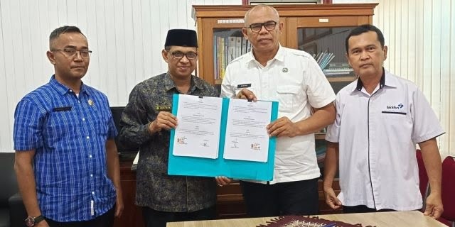 Dukung Percepatan Pencegahan Stunting, DPPKB Jalin Kerja Sama dengan Kemenag 1 KERJA SAMA— Kepala DPPKB Kota Solok, Ardinal melakukan kerja sama dengan Kemenag dalam rangka mendukung percepatan pencegahan stunting di Kota Solok. Kerjasama itu terkait penguatan upaya pendampingan bagi remaja dan calon pengantin.