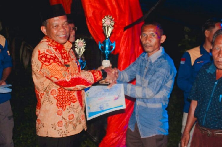 Olahraga Bisa Hindari Generasi Muda dari Narkoba 1 SERAHKAN PIALA— Wabup Rahmang saat serahkan piala saat penutupan kegiatan Pornag.