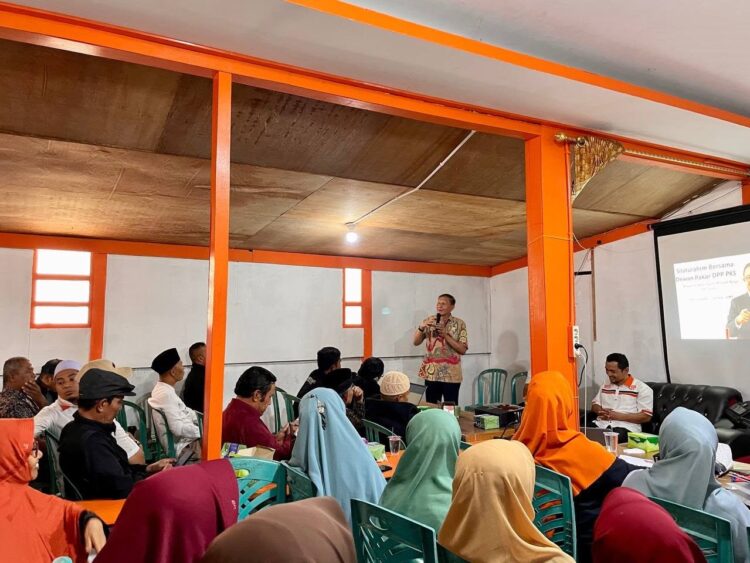 PAPARKAN PROGRAM AMIN— Mayor Jenderal Purn M Fuad Basya Datuak Tunaro dari Dewan Pakar DPP PKS memaparkan komitmen kuat PKS terhadap kesejahteraan masyarakat Indonesia.