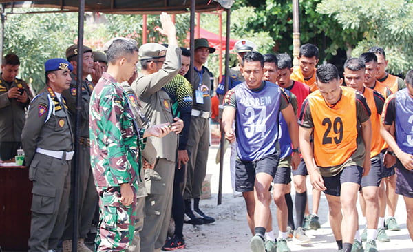 Dinilai Tim Jasrem Korem Wirabraja, 470 Personel Satpol PP Ikuti Tes Samapta 1 UJI FISIK— Wali Kota Padang Hendri Septa membuka kegiatan uji fisik Kesamaptaan bagi 470 personel Satpol-PP yang dilangsungkan di lapangan olahraga Mako Satpol PP, Selasa (30/1).