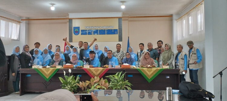 Gubernur Sumbar Mahyeldi Buka Operasi Bibir Sumbing, Diikuti 10 Orang Peserta dari Lima Kabupaten dan Kota 1 OPERASI BIBIR SUMBING— Gubernur Mahyeldi didampingi Pj Wako Zefnihan membuka kegiatan operasi bibir sumbing yang diadakan di RSUD Sawahlunto.