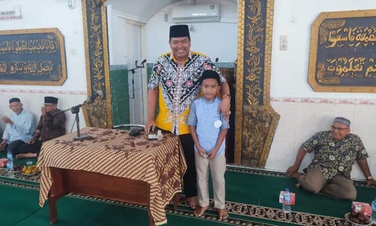 ANTUSIAS— Sekda Kota Pariaman Yota Balad, bersama seorang peserta MTQ Tingkat Anak-anak yang sangat antusias mengikutinya, di  Masjid Daarul Ma’arif Tepi Air Kota Pariaman.