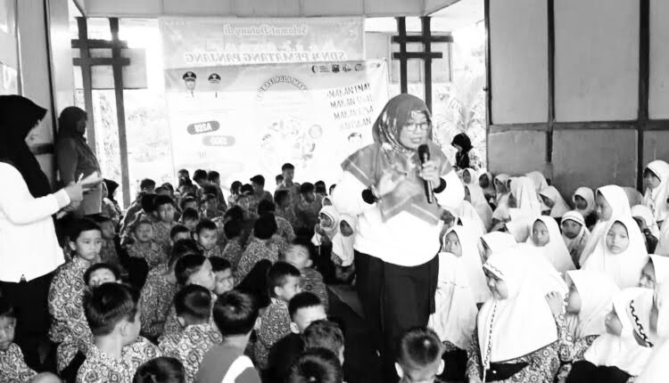 EDUKASI—Dinas Pangan dan Perikanan mengawali kegiatan di tahun 2024 degan menggelar edukasi dan sosisalisasi penganekaragaman konsumsi pangan B2SA (Beragam, Bergizi Seimbang dan Aman) di SD Negeri 4 Pematang Panjang. SDN 4 Pematang Panjang.